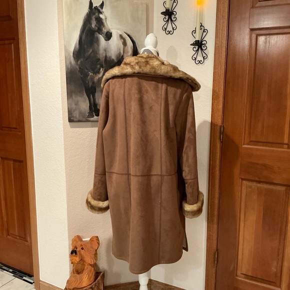 Brown suede faux fur trenchcoat - Picture 3 of 11